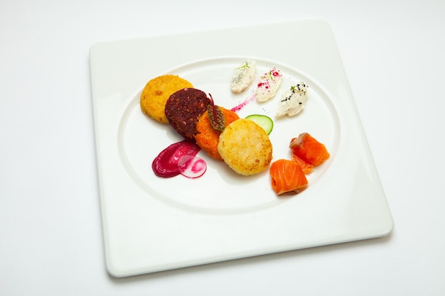 Talerze z kolorowymi potrawami