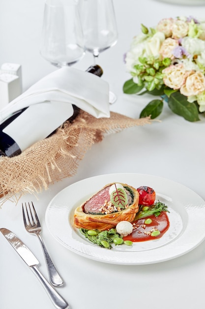 Kolacja przy świecach z talerzem jedzenia